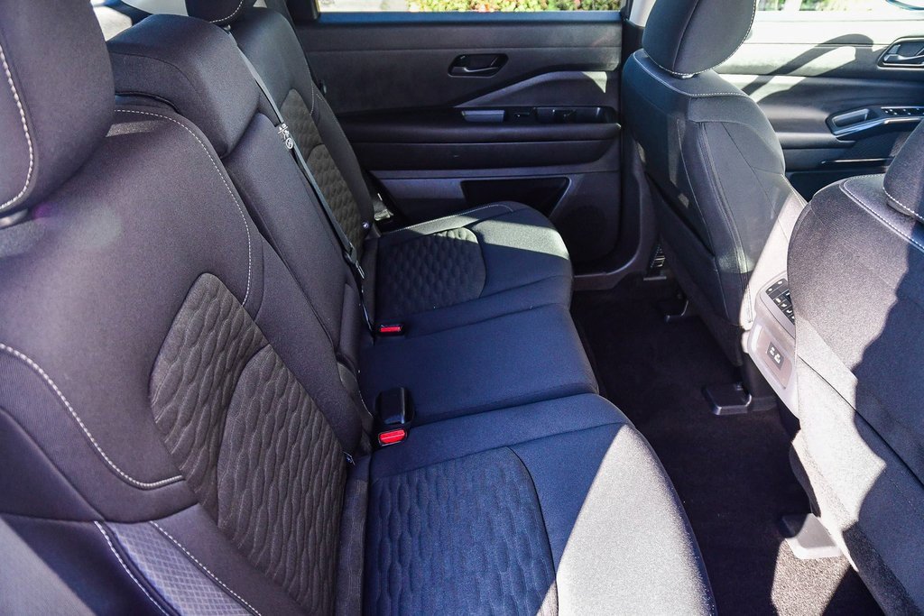 Used 2024 Nissan Pathfinder SV image 16