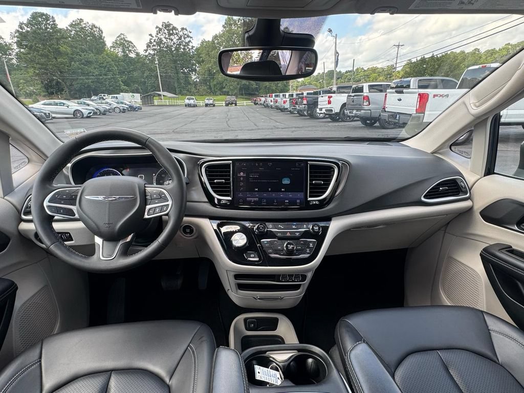 Used 2023 Chrysler Pacifica Touring-L FWD image 21