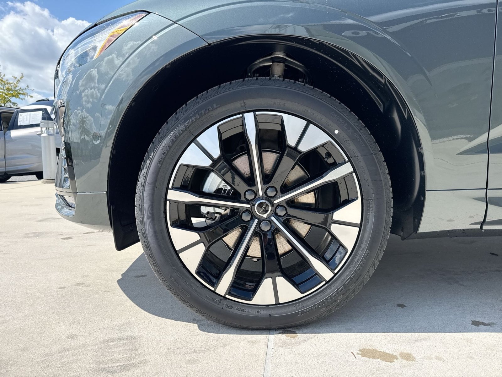 New 2026 Volvo XC60 B5 Plus w/ Protection Package Premier AWD/4WD image 12