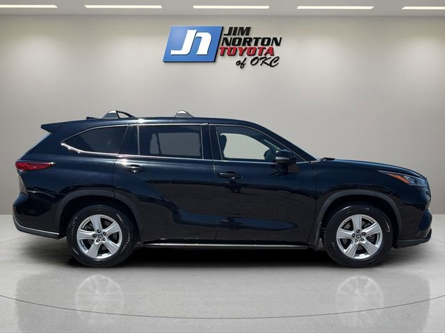 Used 2020 Toyota Highlander LE AWD/4WD image 4