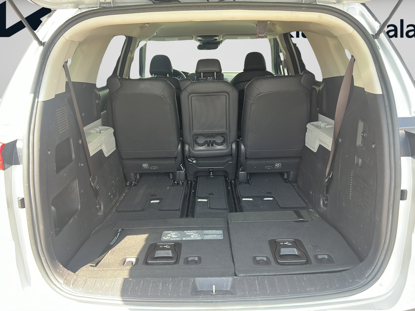 Used 2023 Kia Carnival LX FWD image 9