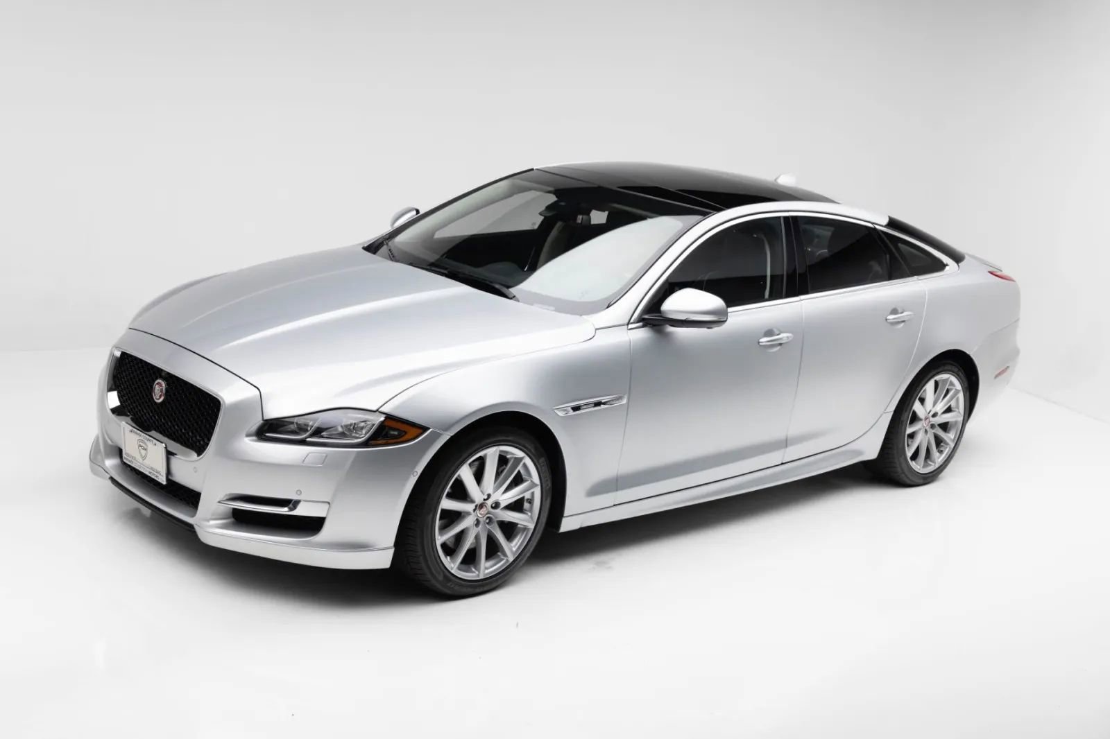 Used 2016 Jaguar XJ R-Sport RWD image 1
