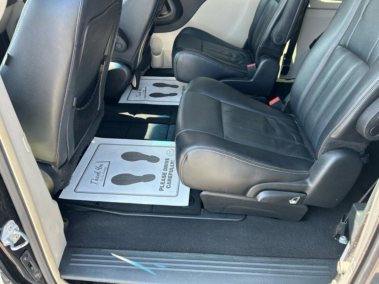 Used 2015 Chrysler Town & Country Touring image 9