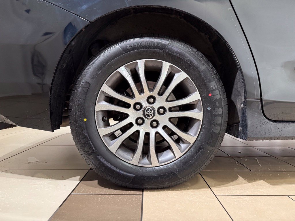 Used 2020 Toyota Sienna XLE w/ Carpet Mat Package FWD image 9