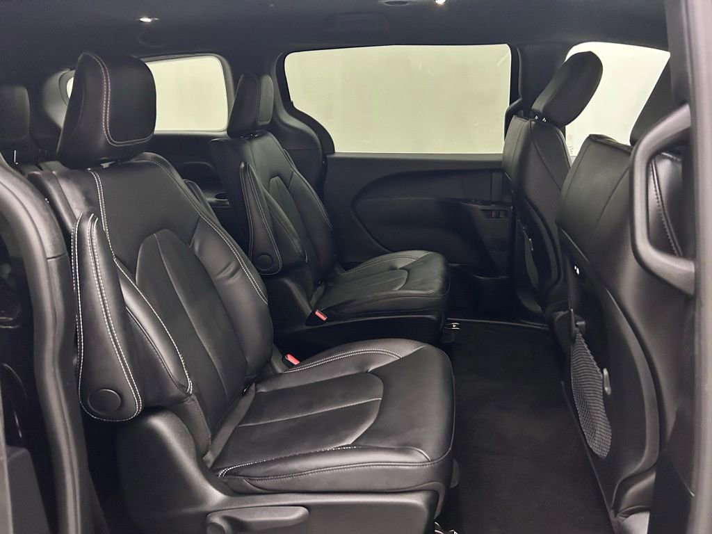 Used 2025 Chrysler Pacifica Select image 16