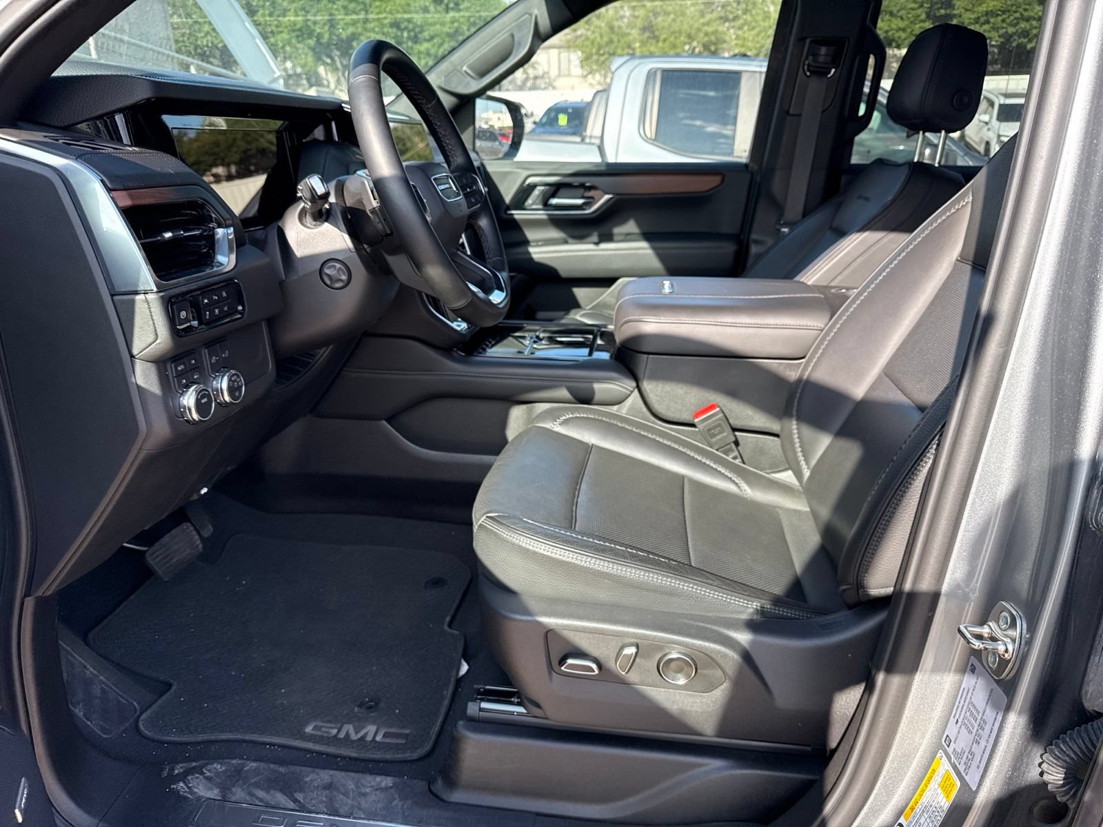 Used 2025 GMC Yukon Denali AWD/4WD image 15