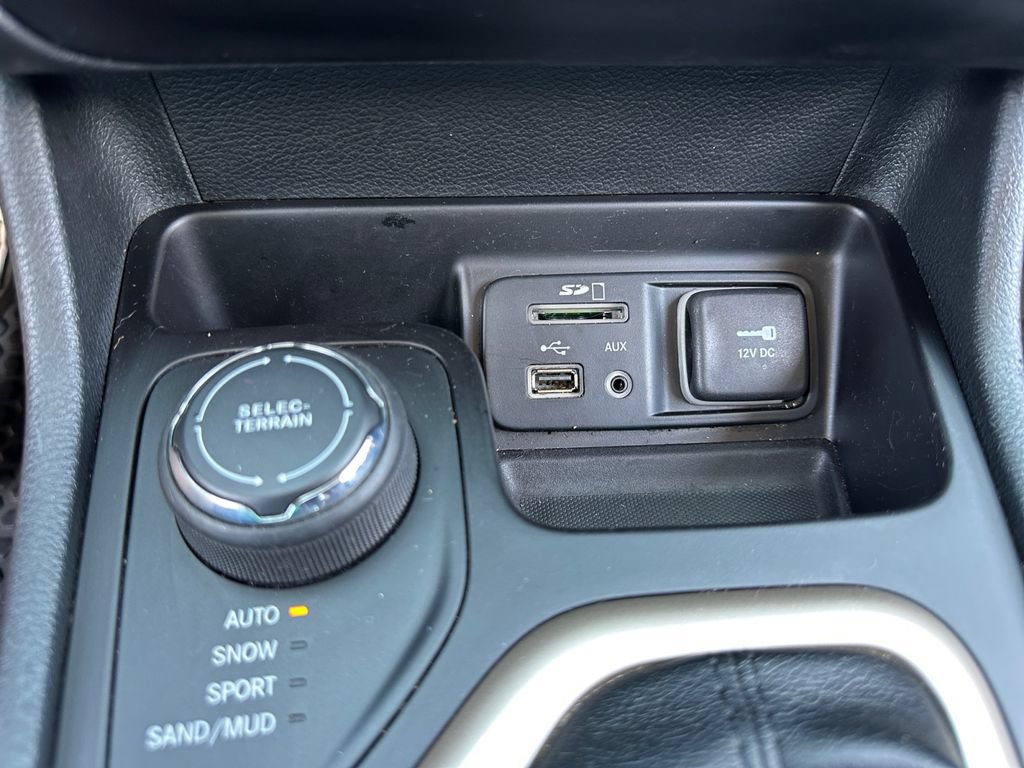 Used 2016 Jeep Cherokee 75th Anniversary AWD/4WD image 32