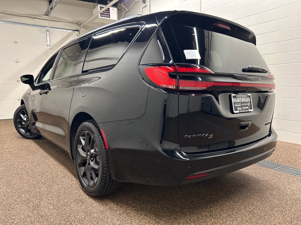 New 2026 Chrysler Pacifica Limited image 4