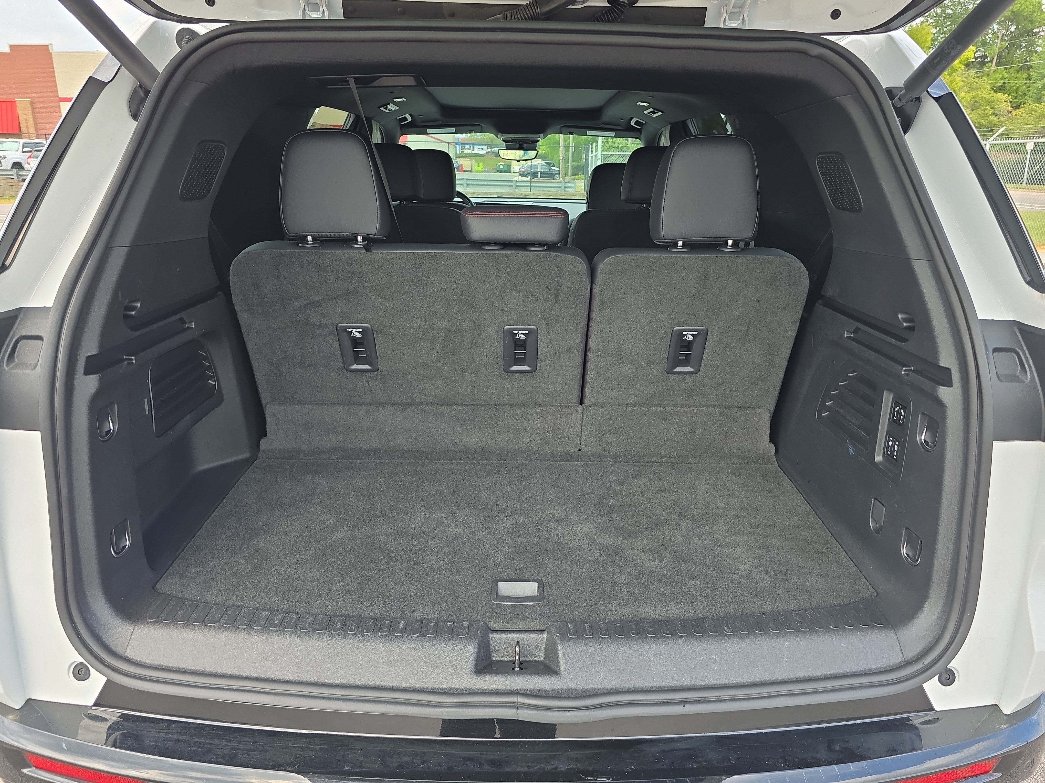 Used 2024 Chevrolet Traverse RS FWD image 13