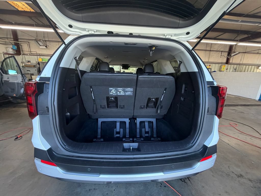 Used 2025 Kia Carnival FWD image 25