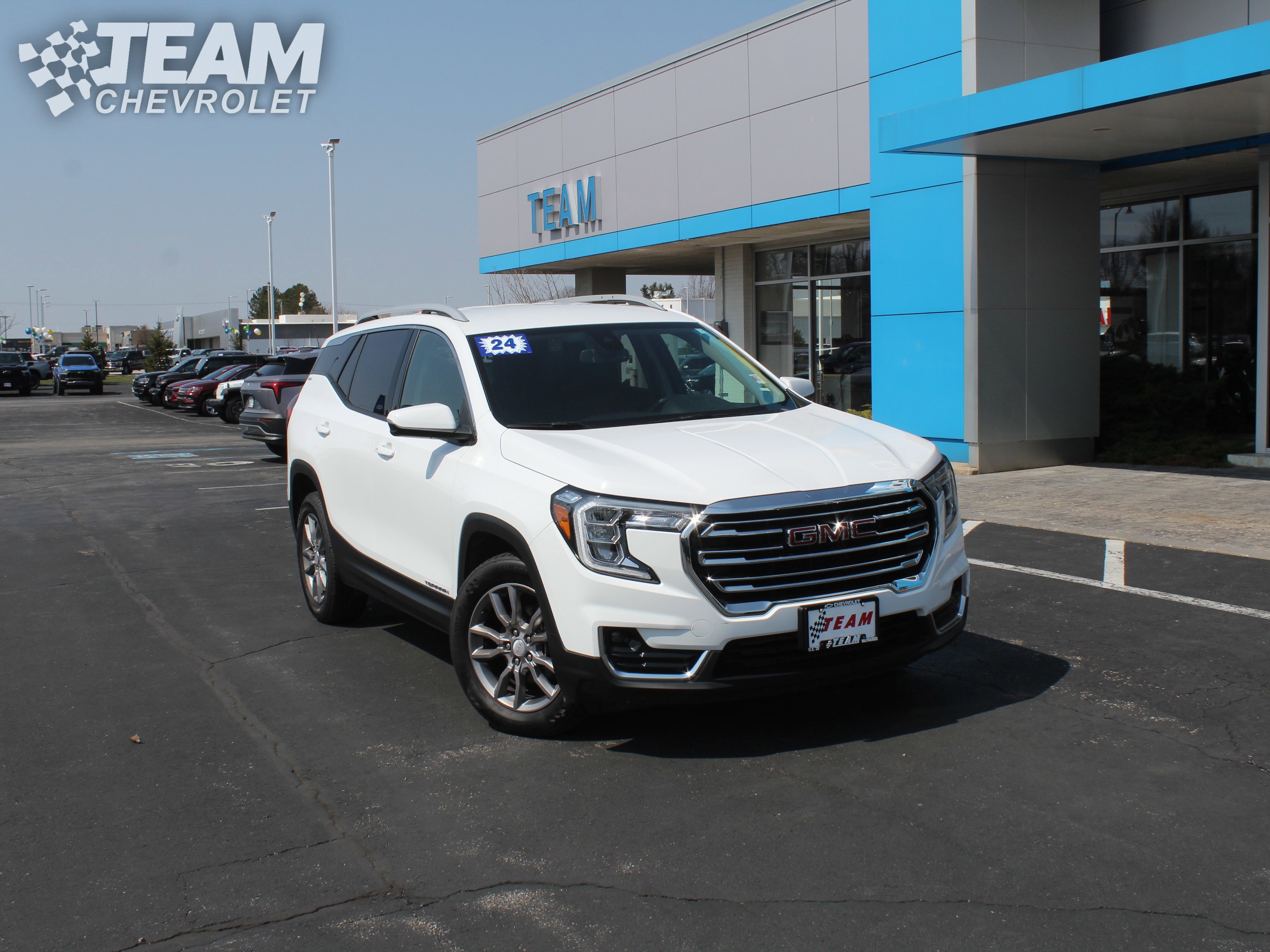 Used 2024 GMC Terrain SLT image 2