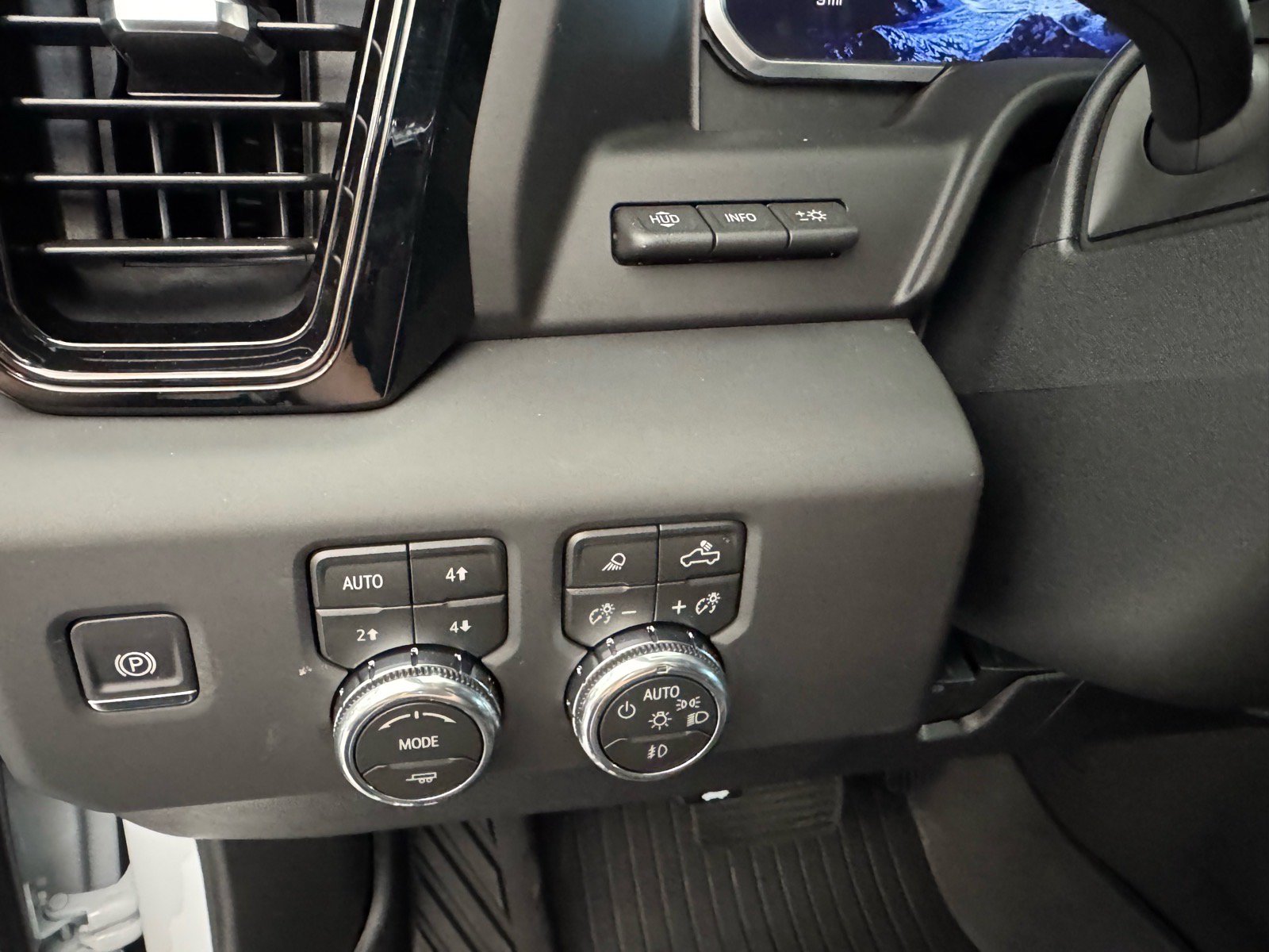 New 2026 GMC Sierra 2500 AT4 w/ AT4 Premium Plus Package AWD/4WD image 20