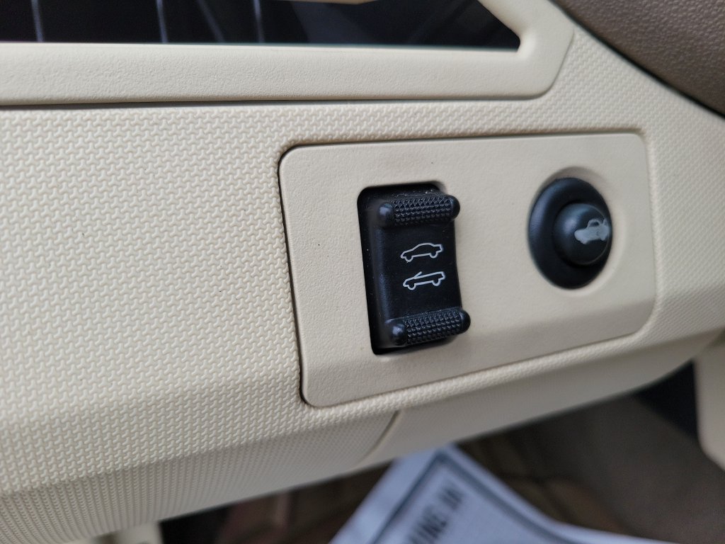 Used 2008 Chrysler Sebring Limited w/ Luxury Group FWD image 24