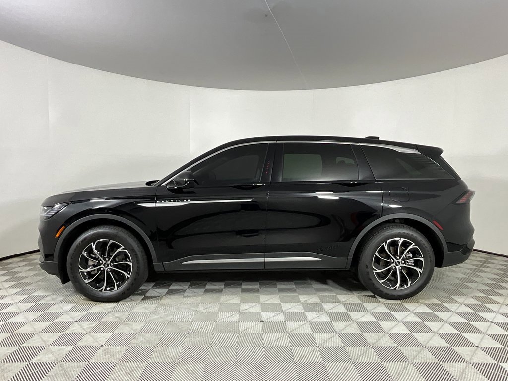 Used 2025 Lincoln Nautilus Premier image 2