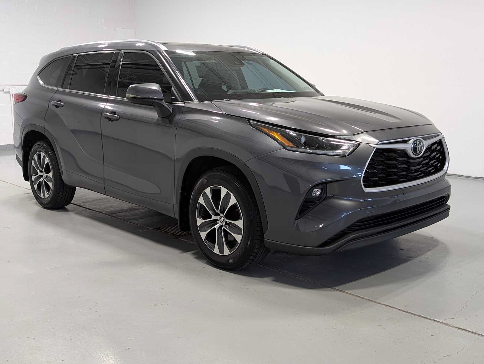 Used 2021 Toyota Highlander XLE AWD/4WD image 6