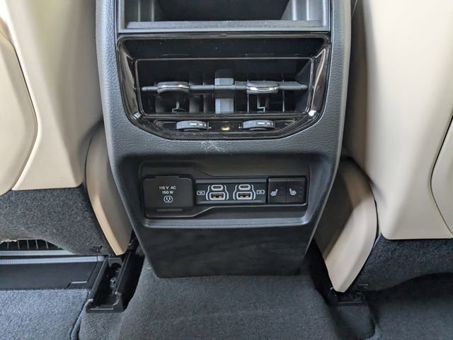 Used 2025 Jeep Grand Cherokee Limited image 17