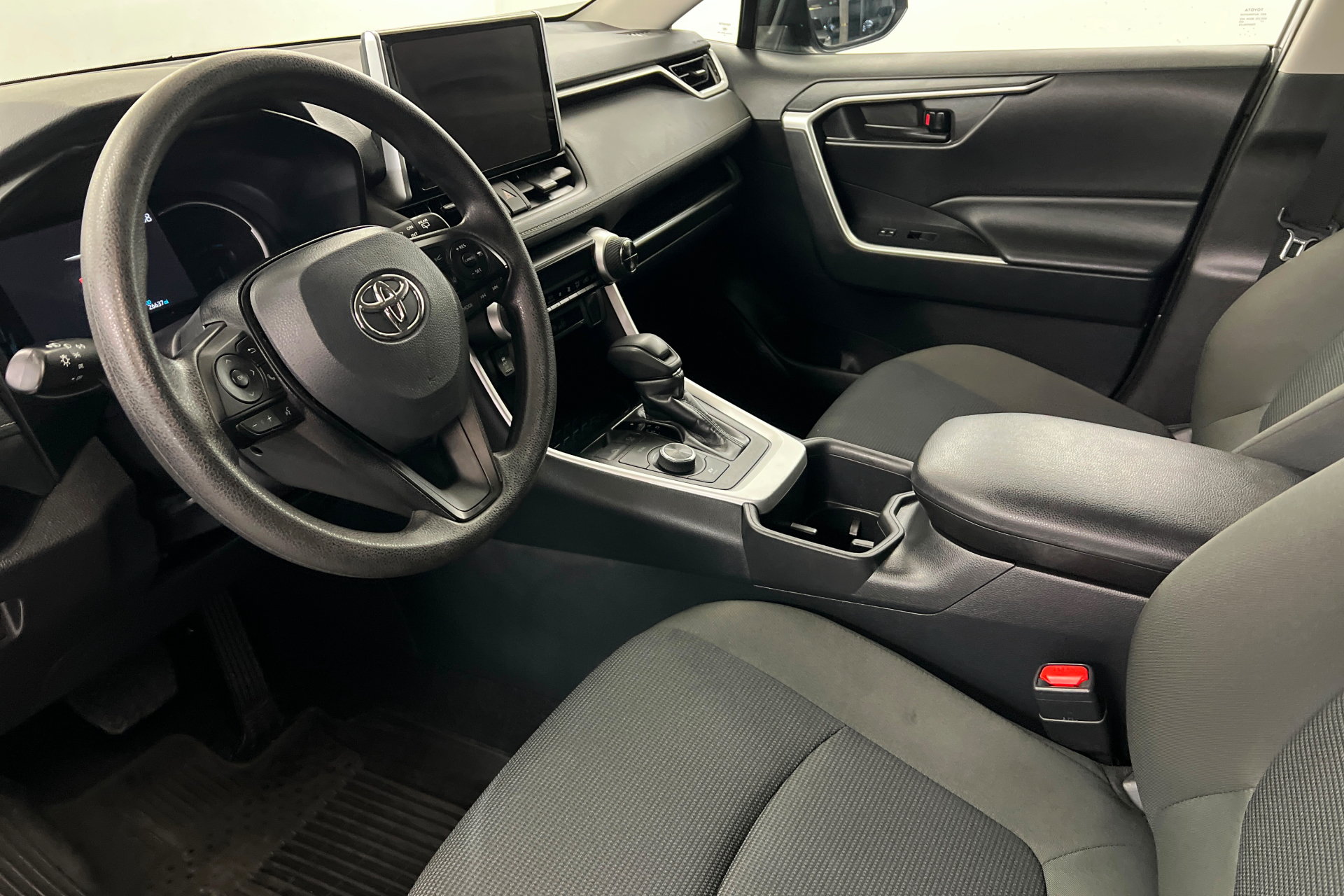 Used 2025 Toyota RAV4 LE AWD/4WD image 16