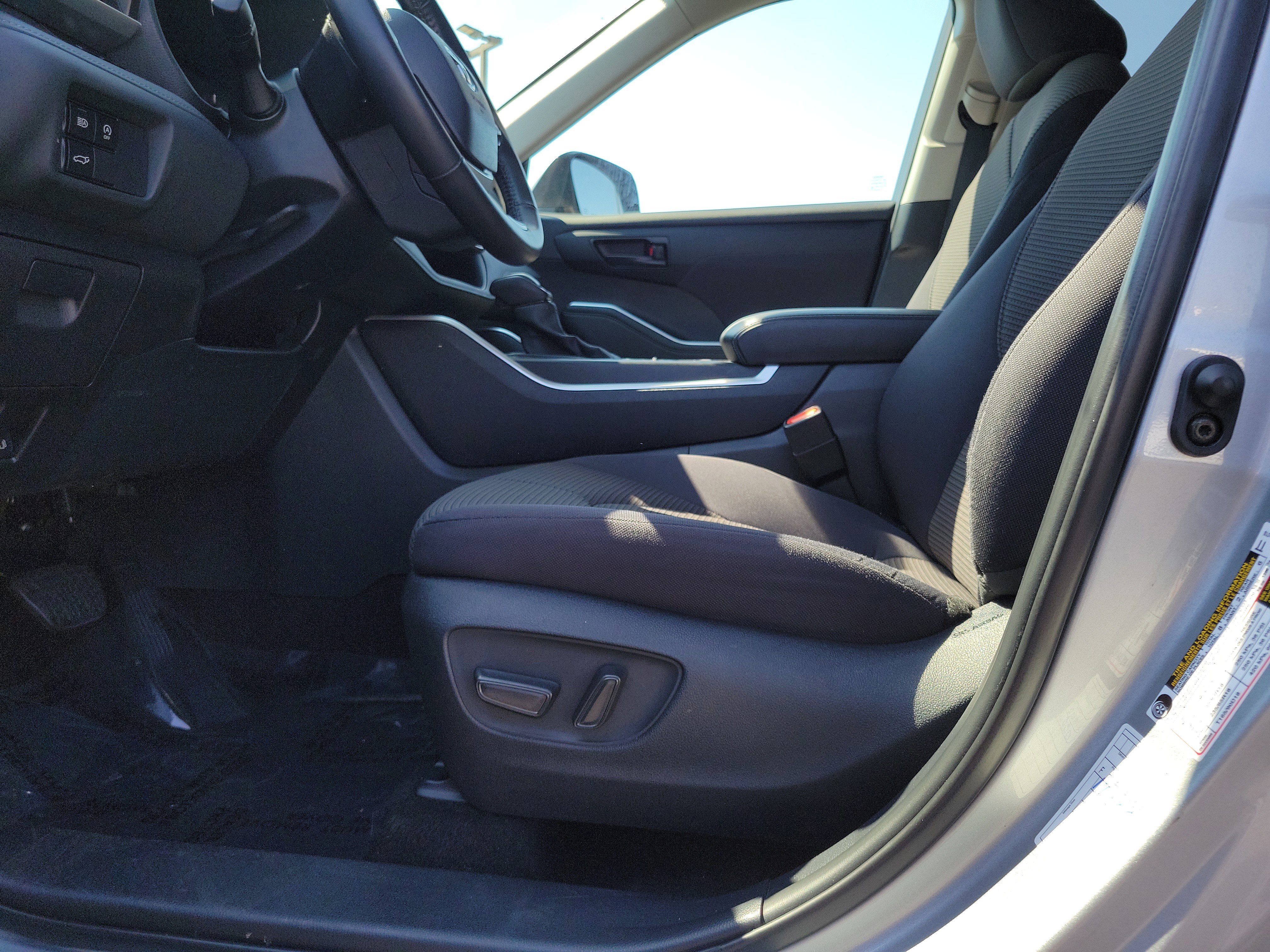 Used 2024 Toyota Highlander LE image 16