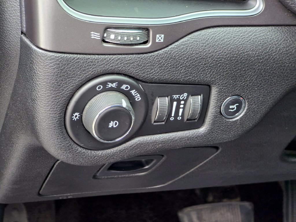 Used 2019 Jeep Cherokee Latitude Plus w/ Comfort/Convenience Group AWD/4WD image 36