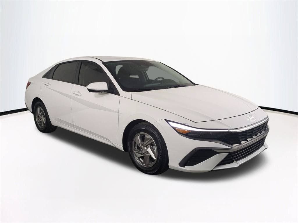 Used 2025 Hyundai Elantra SE FWD image 2