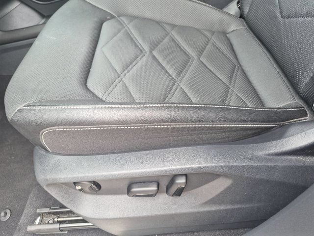 Used 2025 Volkswagen Atlas SE FWD image 14