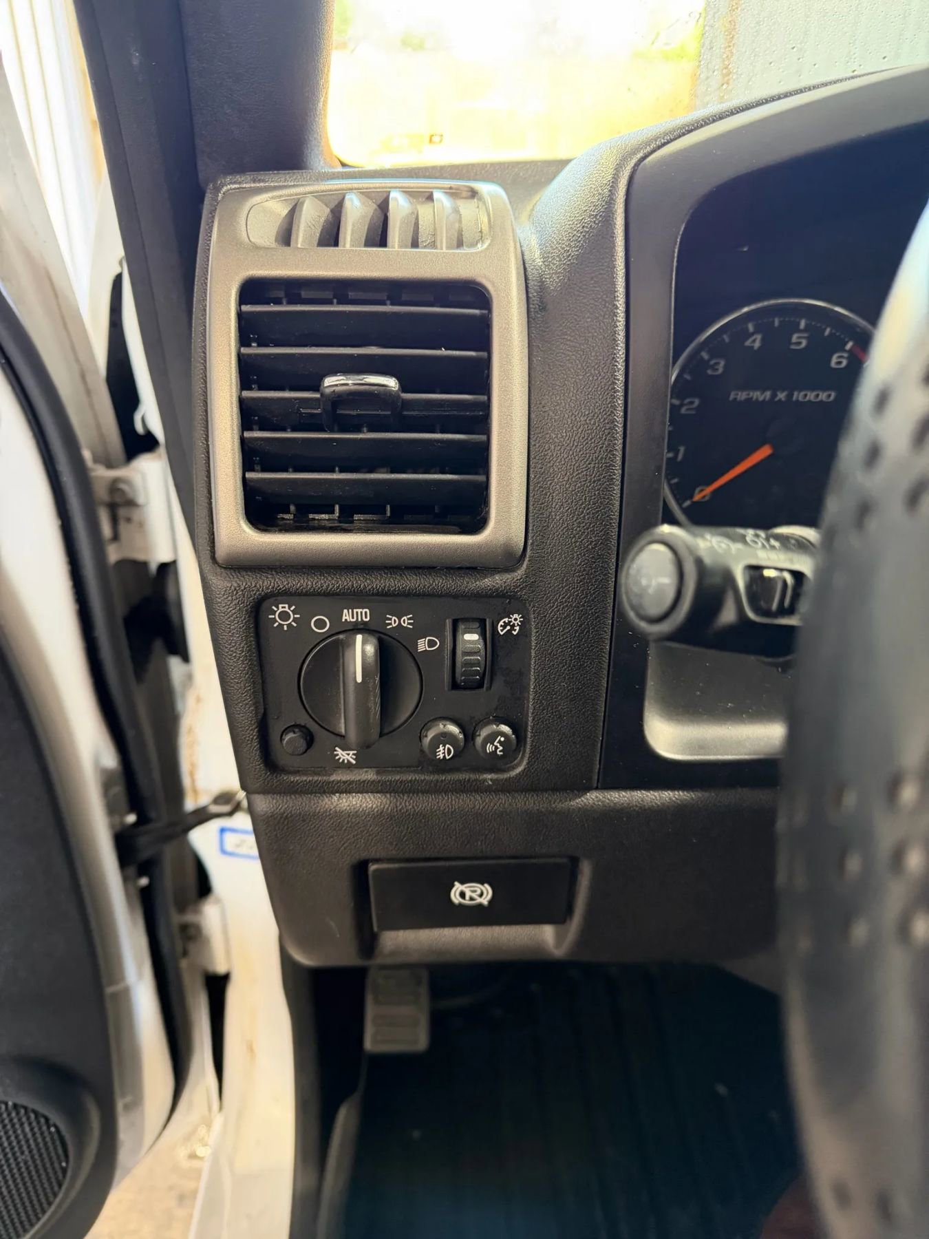 Used 2011 GMC Canyon SLE image 26