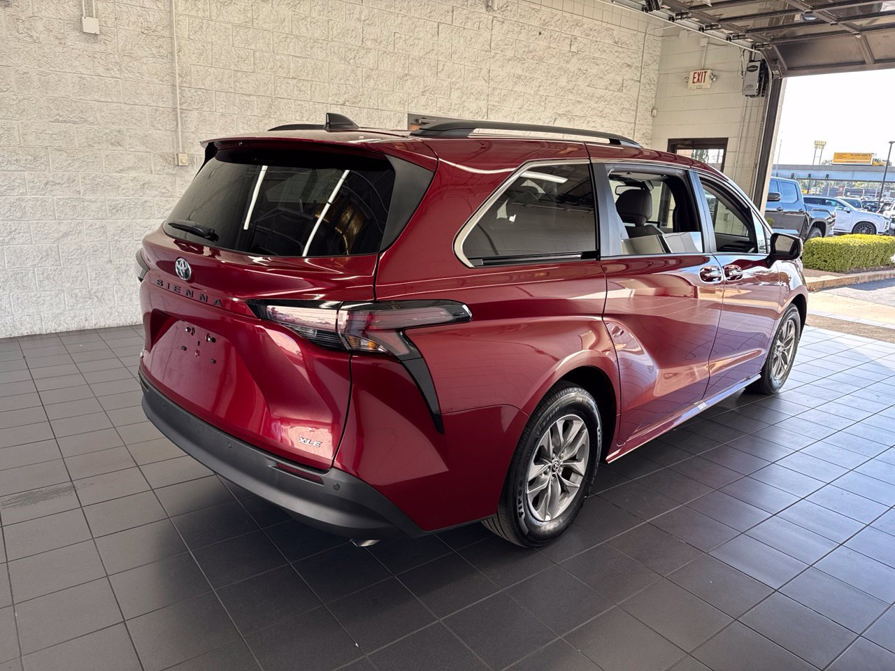 Used 2026 Toyota Sienna XLE FWD image 8