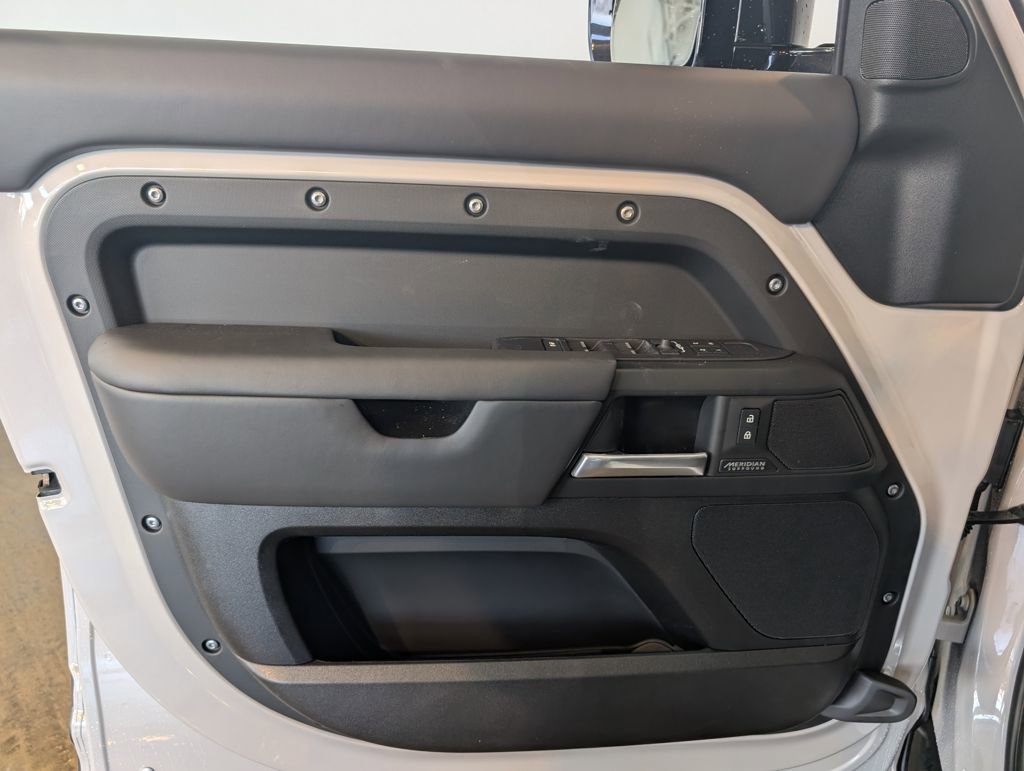 New 2026 Land Rover Defender 130 X-Dynamic SE image 7