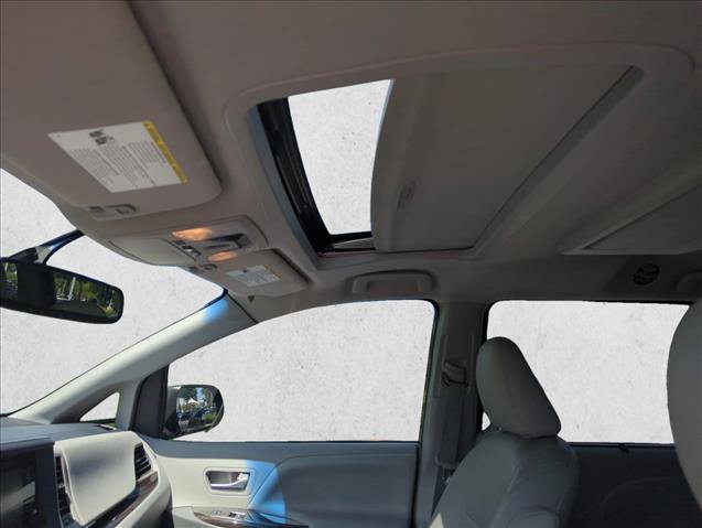 Used 2015 Toyota Sienna XLE Premium FWD image 21
