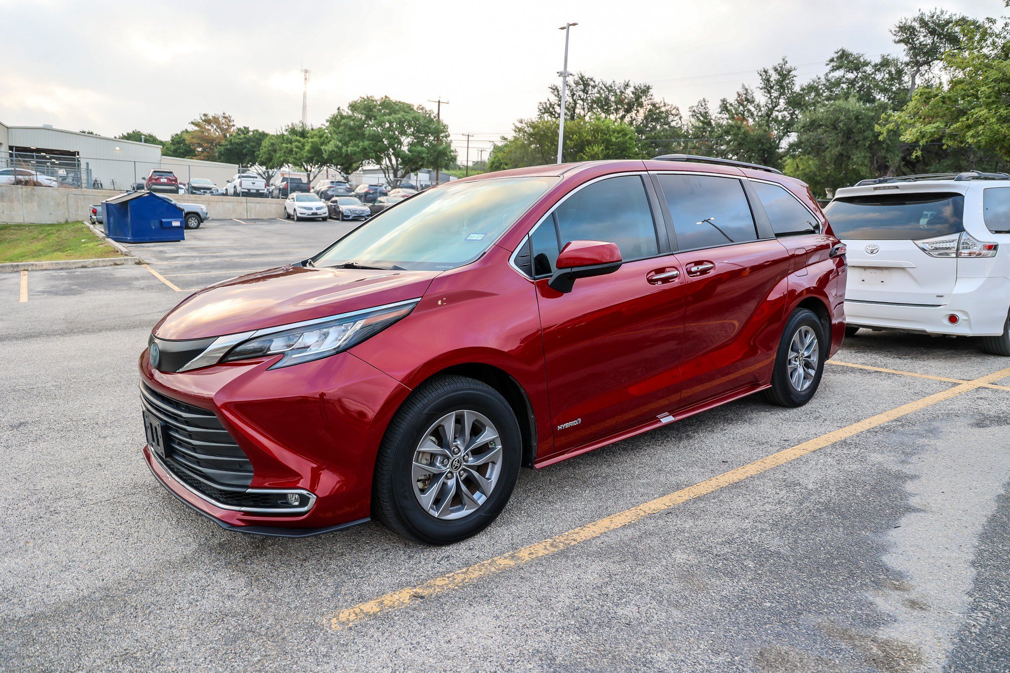 Used 2021 Toyota Sienna XLE FWD image 3
