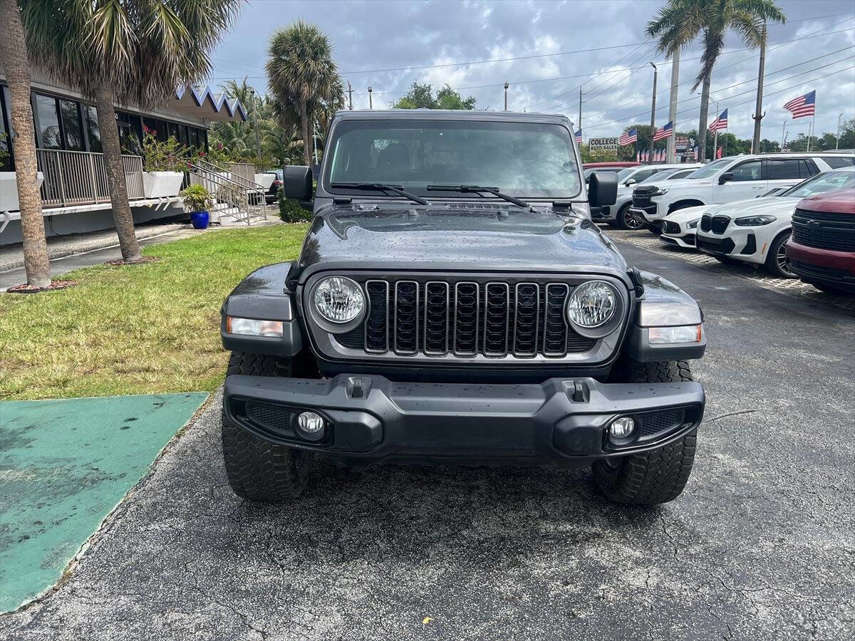 Used 2025 Jeep Gladiator Sport AWD/4WD image 3
