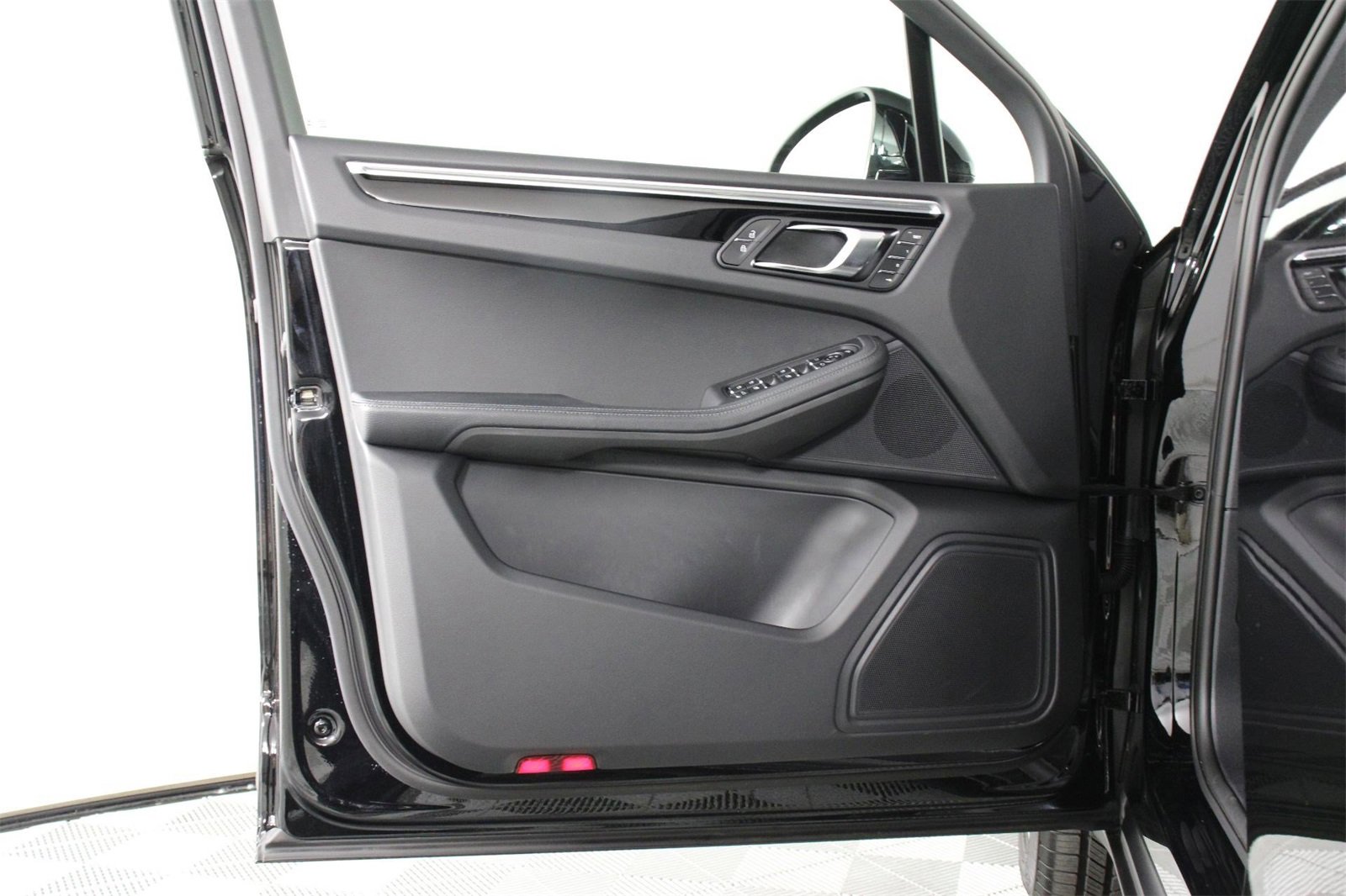 Used 2025 Porsche Macan image 20