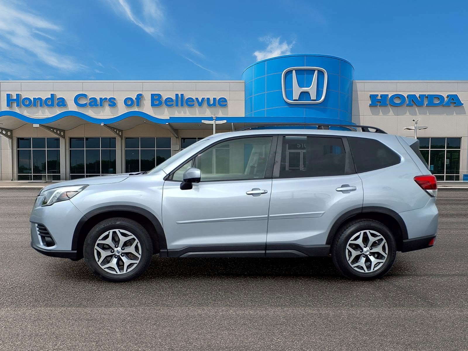 Used 2022 Subaru Forester Premium AWD/4WD image 2