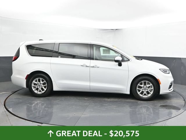 Used 2023 Chrysler Pacifica Touring-L FWD image 4