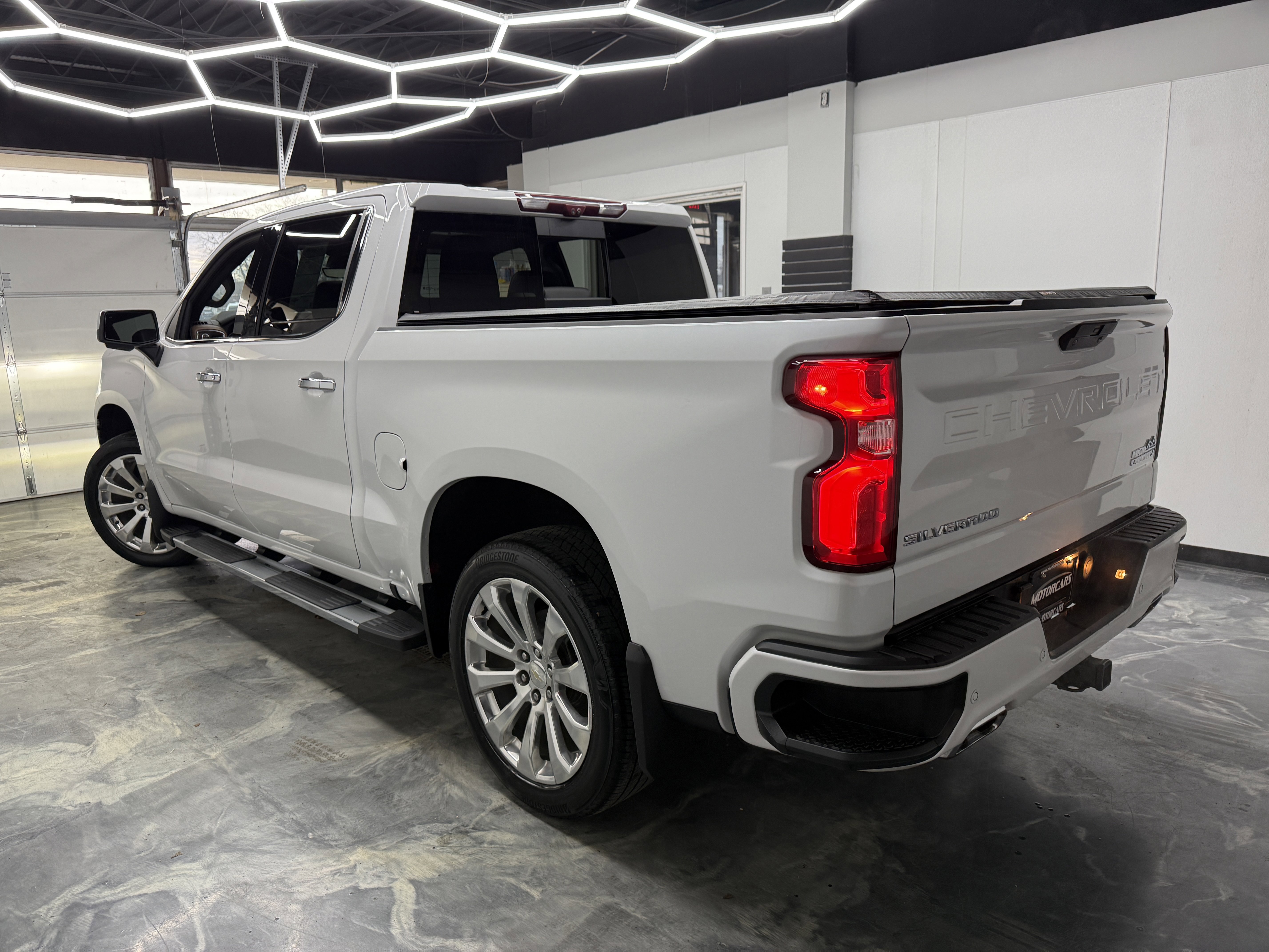 Used 2022 Chevrolet Silverado 1500 High Country w/ Technology Package image 3