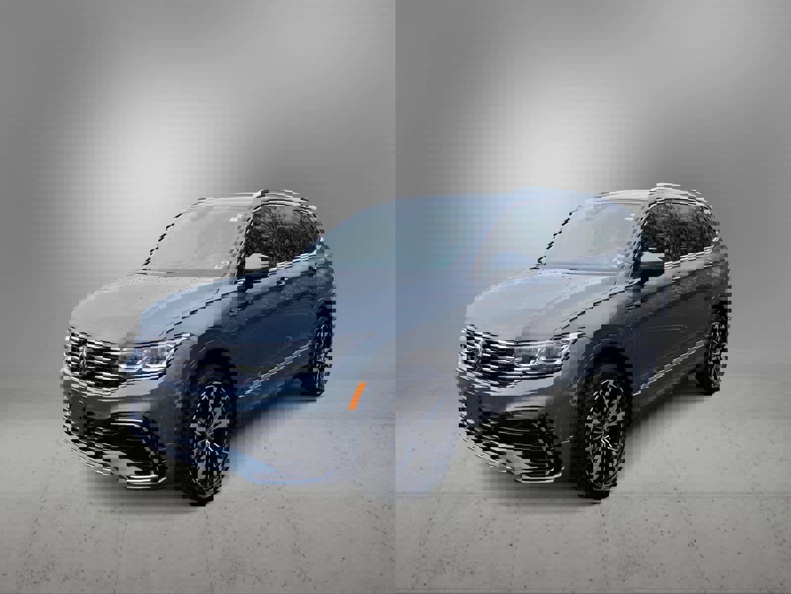 Used 2024 Volkswagen Tiguan SEL R-Line image 2