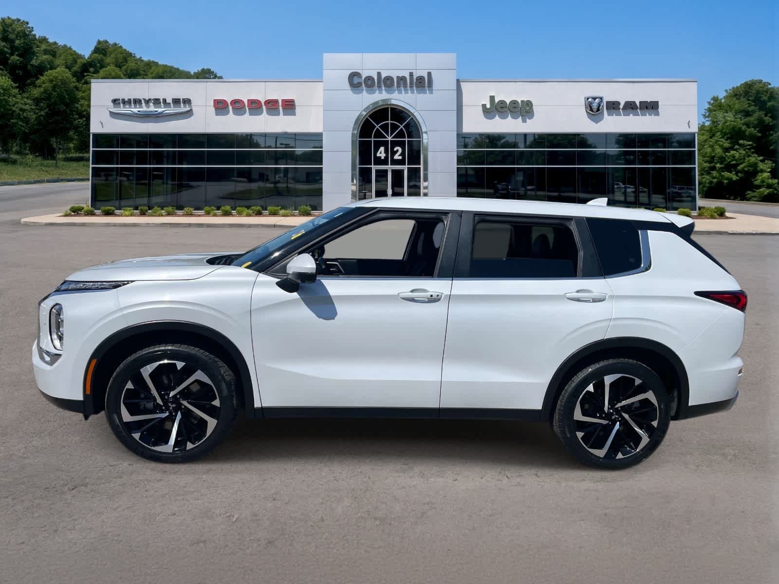 Used 2024 Mitsubishi Outlander SE AWD/4WD image 2