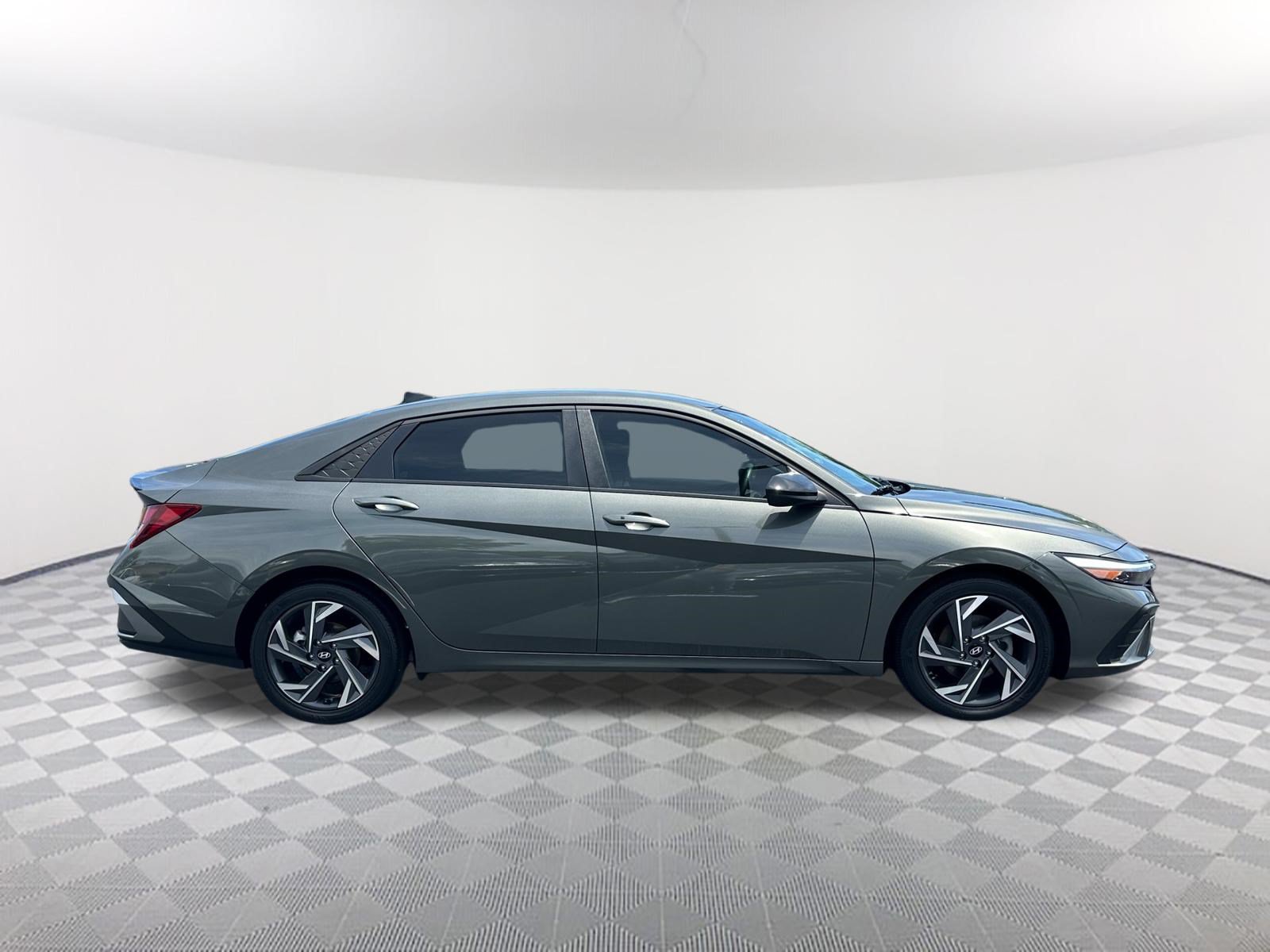 Used 2025 Hyundai Elantra Sport FWD image 4