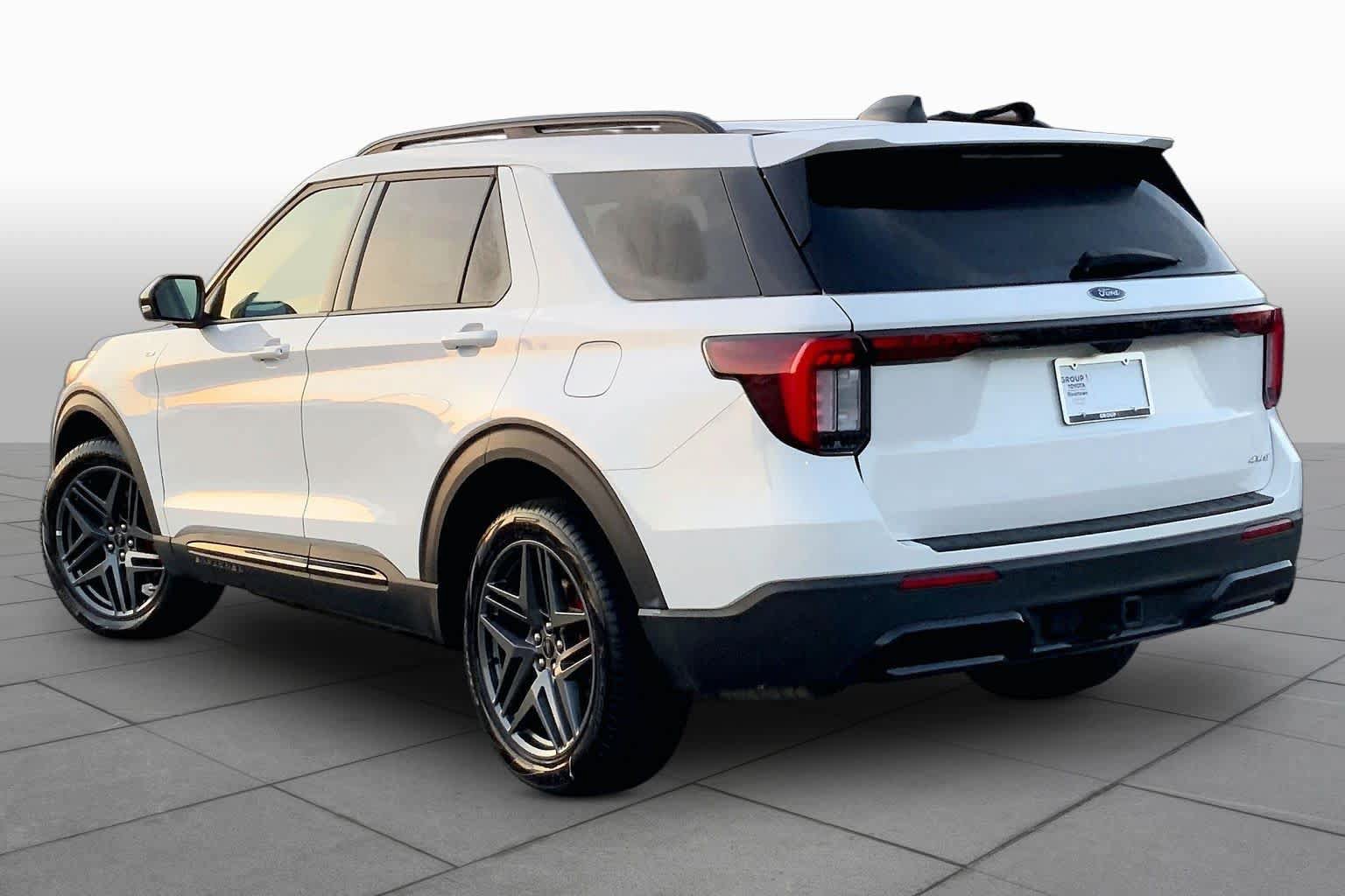 Used 2025 Ford Explorer ST-Line w/ ST-Line Street Pack AWD/4WD image 10
