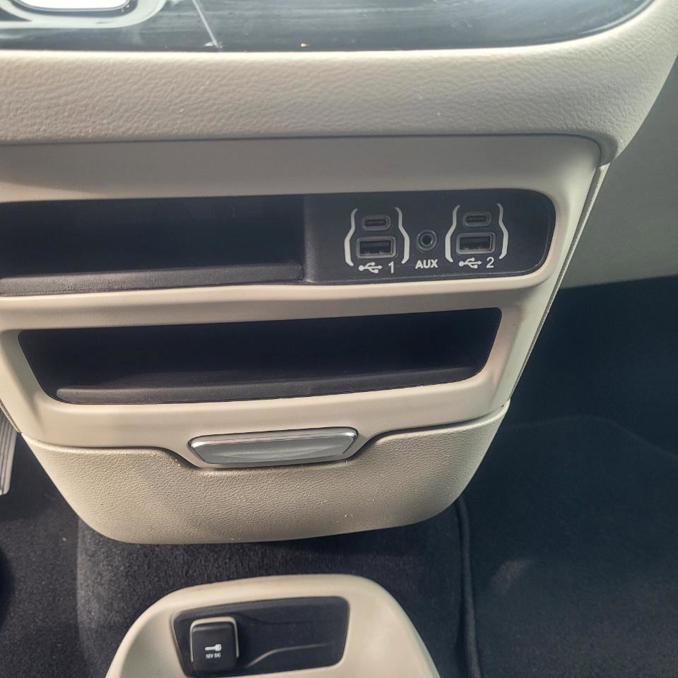 Used 2022 Chrysler Voyager LX image 18