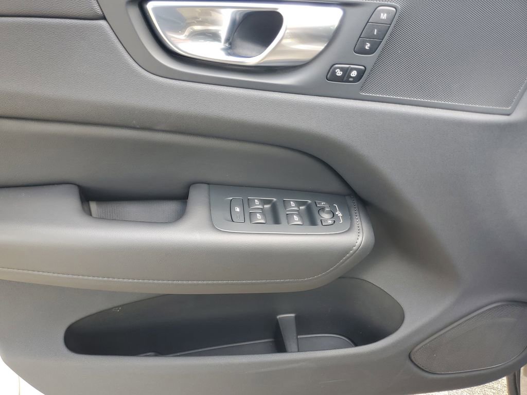 Certified 2025 Volvo XC60 B5 Core AWD/4WD image 18