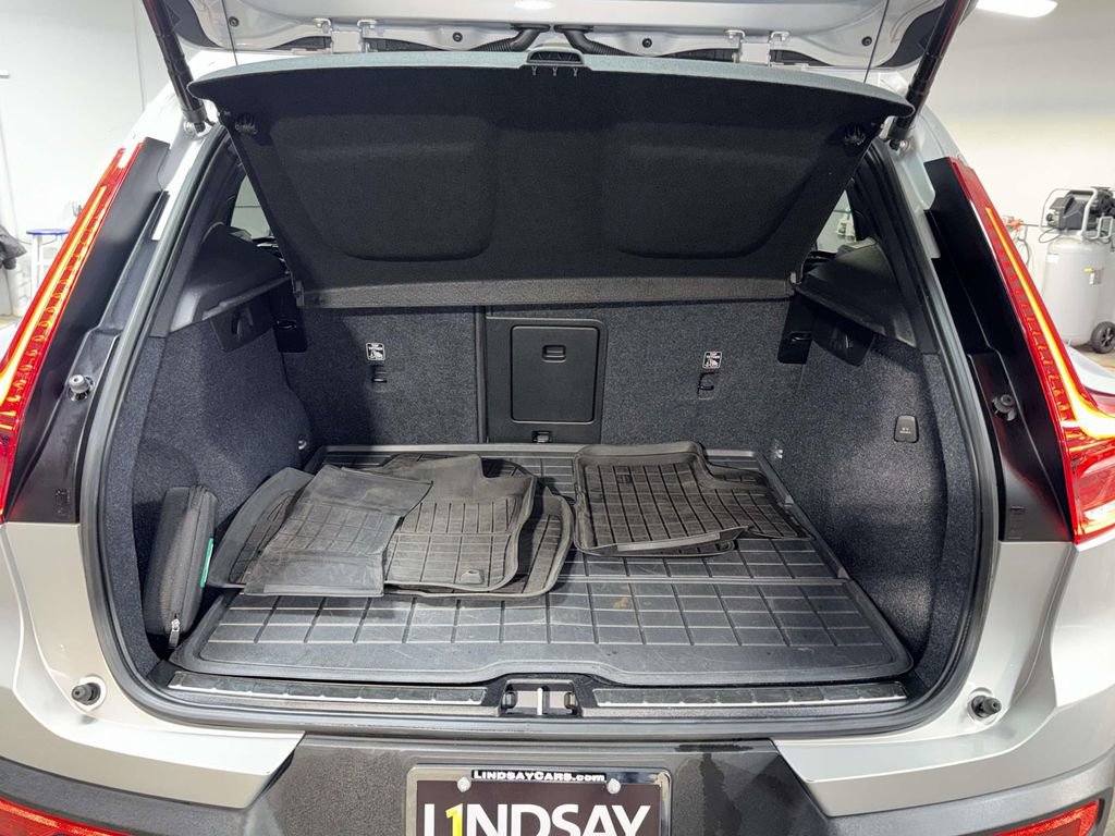 Used 2023 Volvo XC40 B5 Plus w/ Protection Package Premier image 17