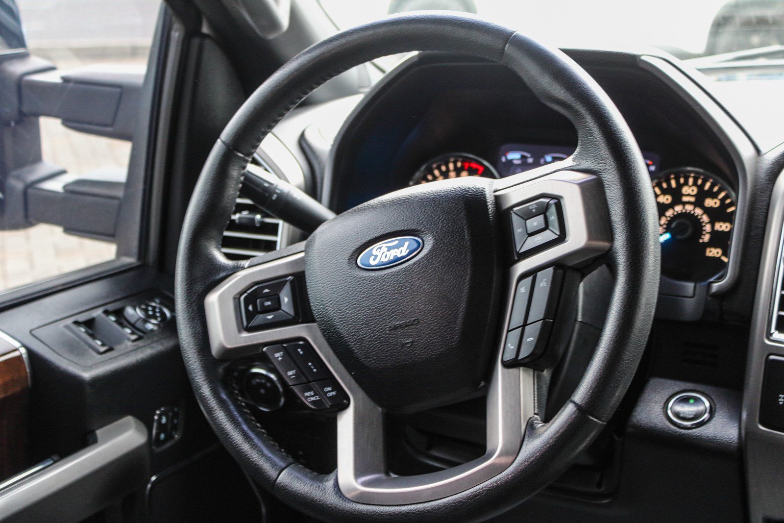 Used 2015 Ford F150 Platinum w/ Equipment Group 701A Luxury AWD/4WD image 17