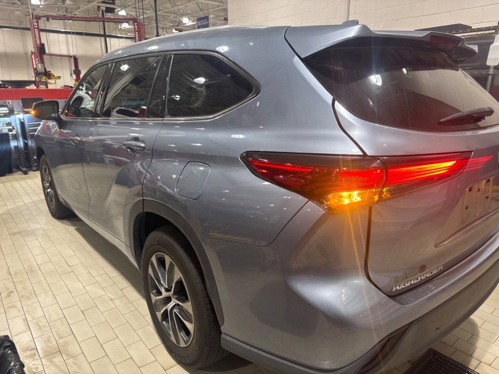 Used 2022 Toyota Highlander XLE FWD image 47