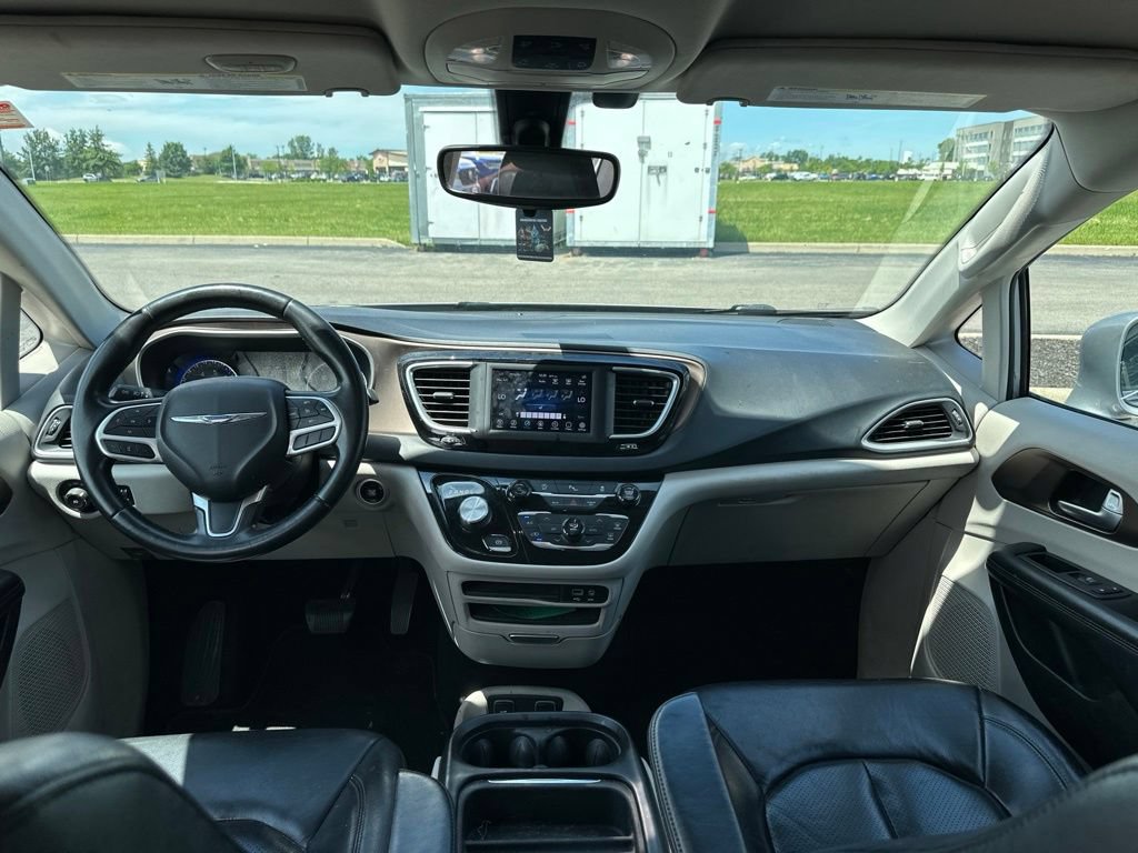 Used 2018 Chrysler Pacifica Touring-L FWD image 17