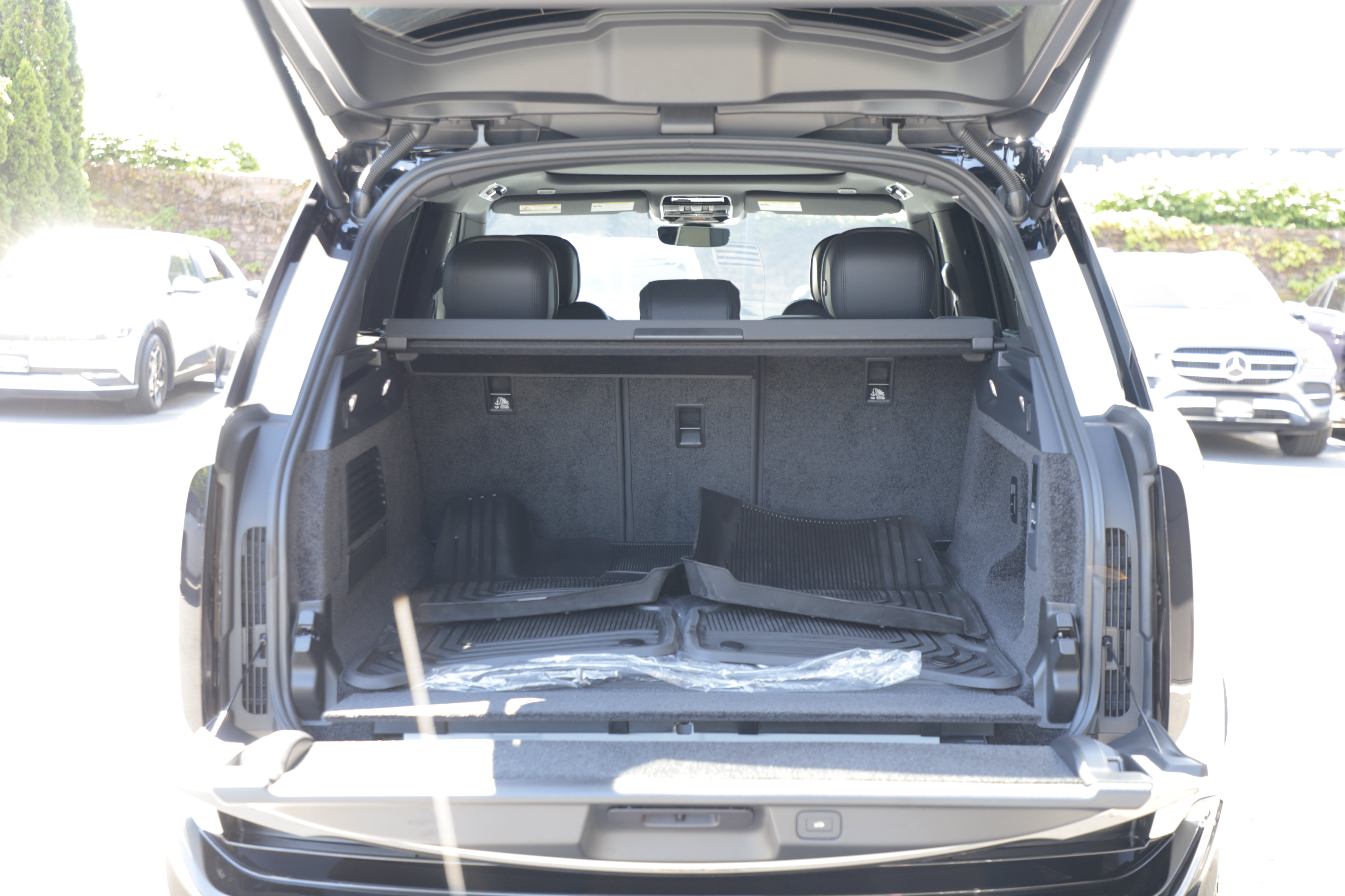 Certified 2025 Land Rover Range Rover SE AWD/4WD image 12