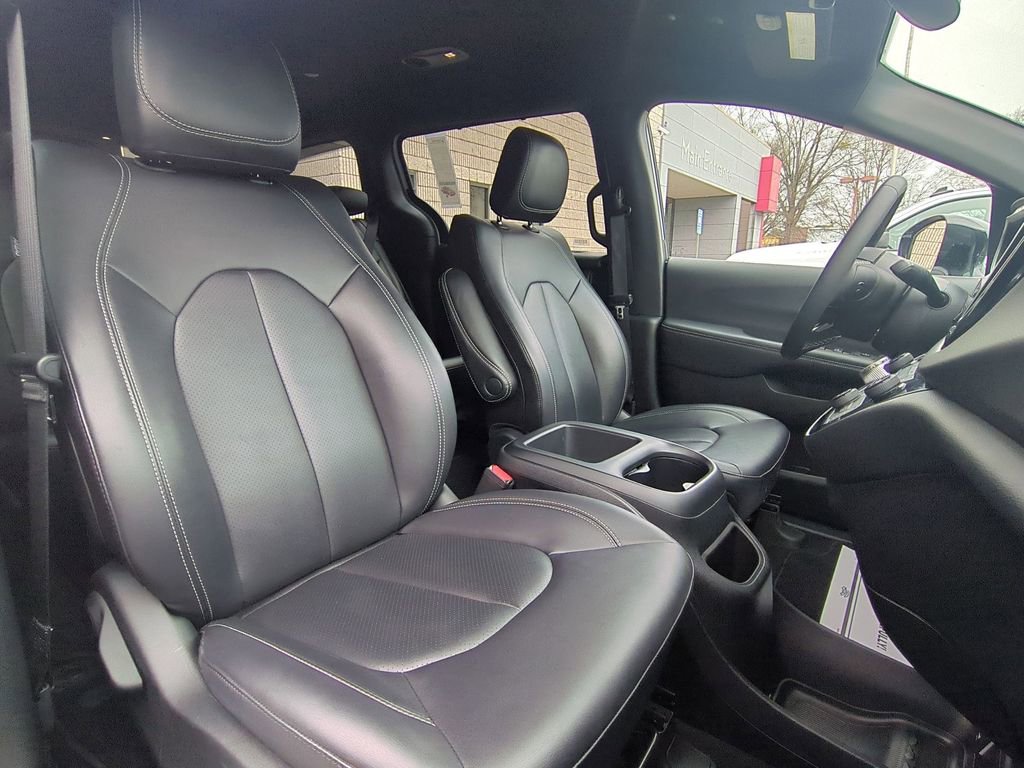 Used 2025 Chrysler Pacifica Select image 31