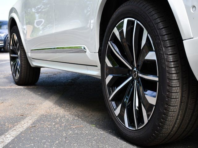 Used 2025 Volvo XC90 B6 Plus w/ Protection Package Premier AWD/4WD image 9