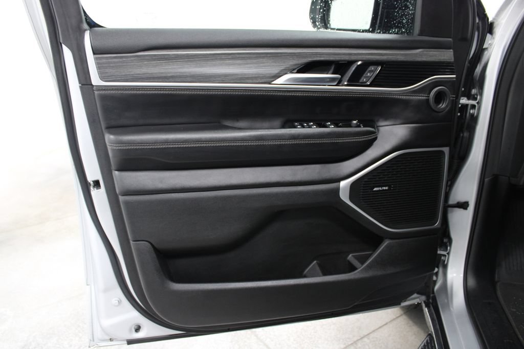 Used 2023 Jeep Wagoneer L Series III w/ Preferred Equipment Group AWD/4WD image 22