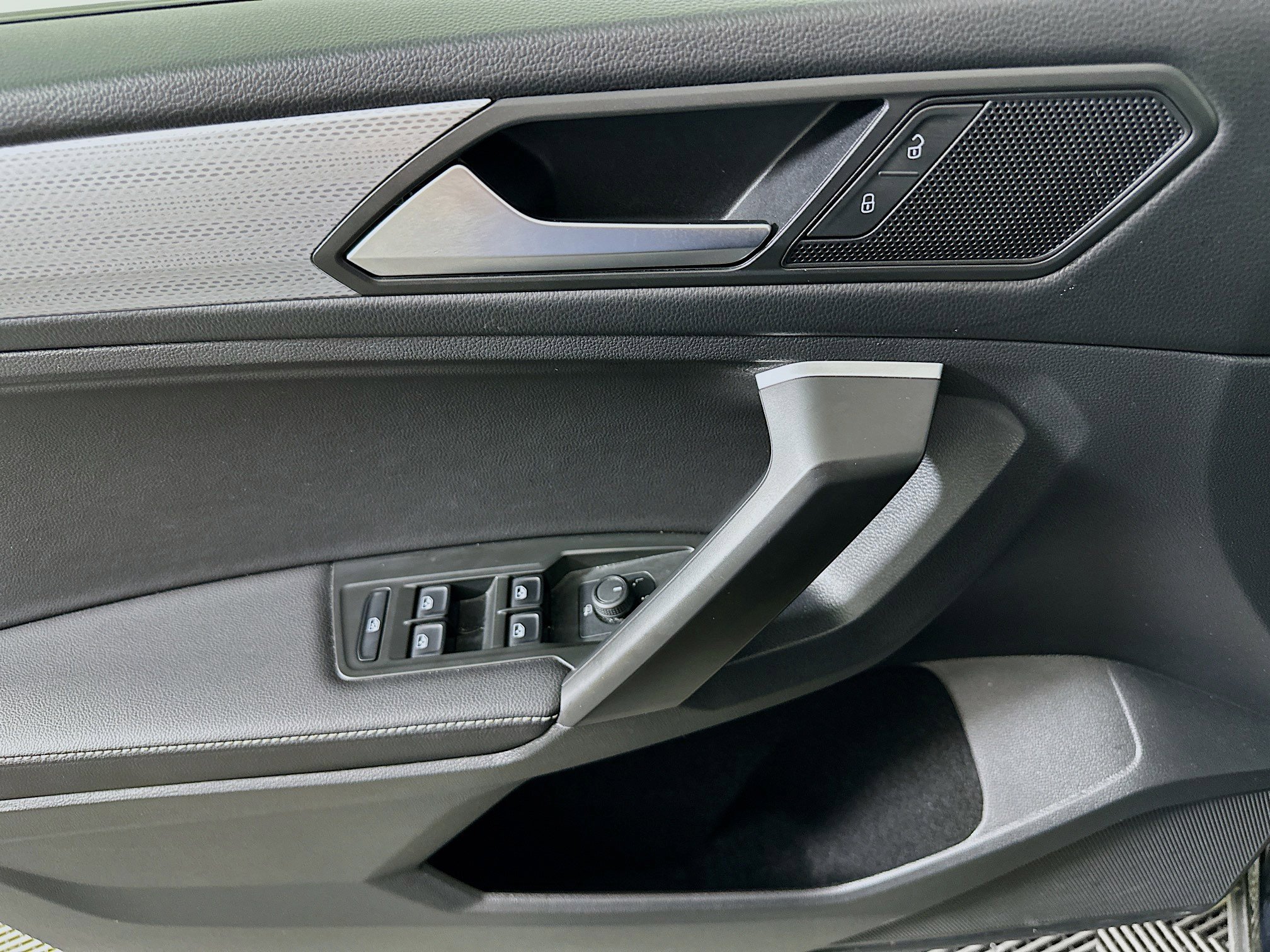 Used 2024 Volkswagen Tiguan S image 15